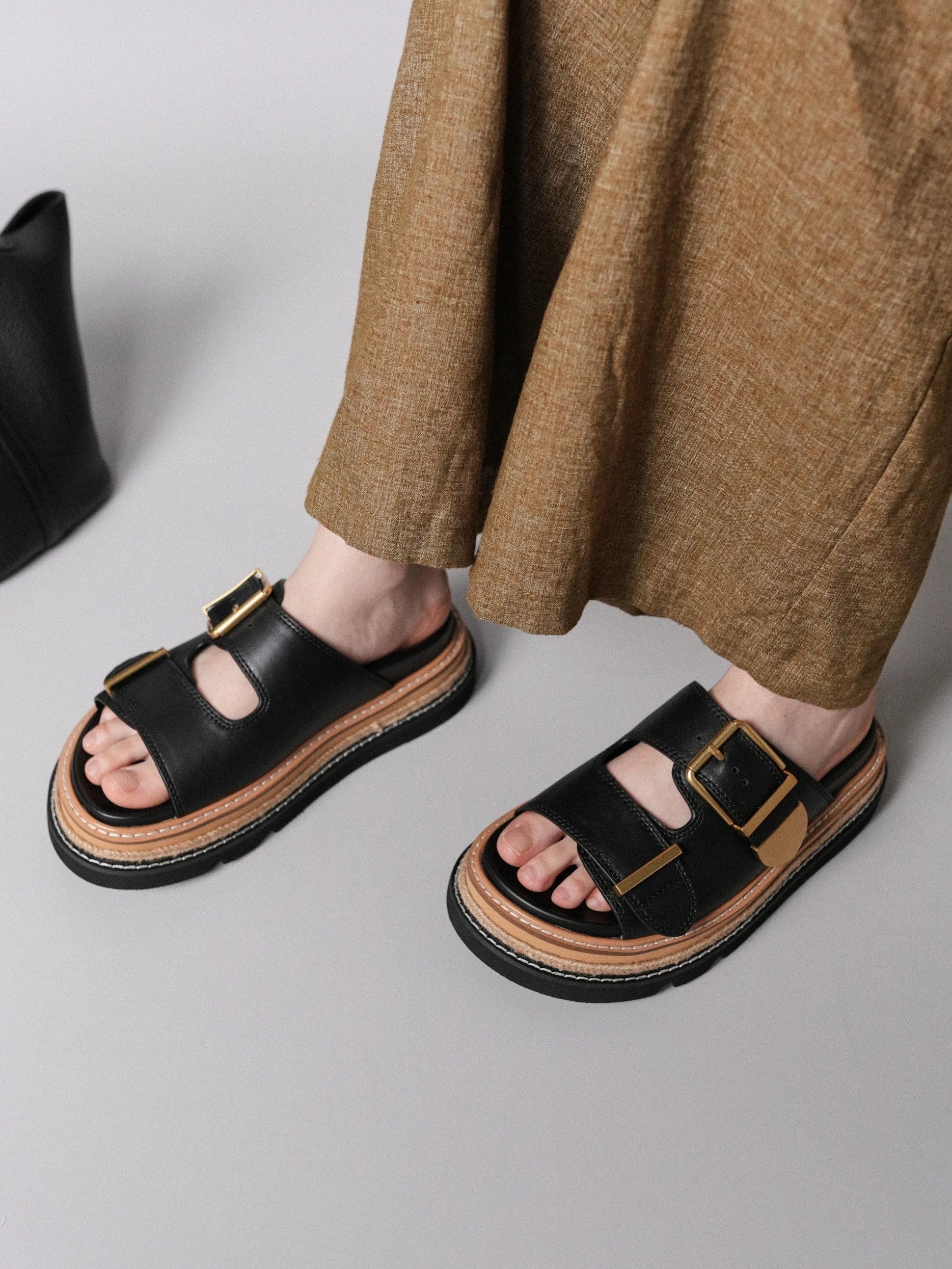 Summer classic leather round toe with buckle for height increase, lightweight and versatile thick soled shoes