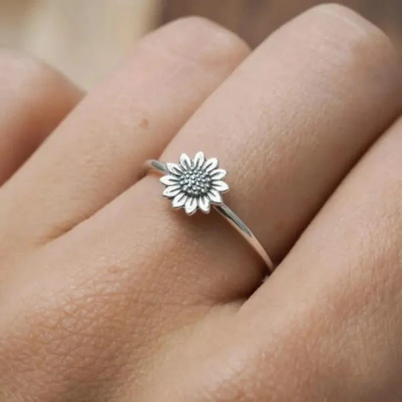 Huitan Dainty Sunflower Finger Ring for Women Metal Silver Color/Gold Color Fancy Finger Rings Birthday Gift Fashionable Jewelry